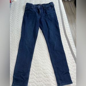 Low rise stretching pants.